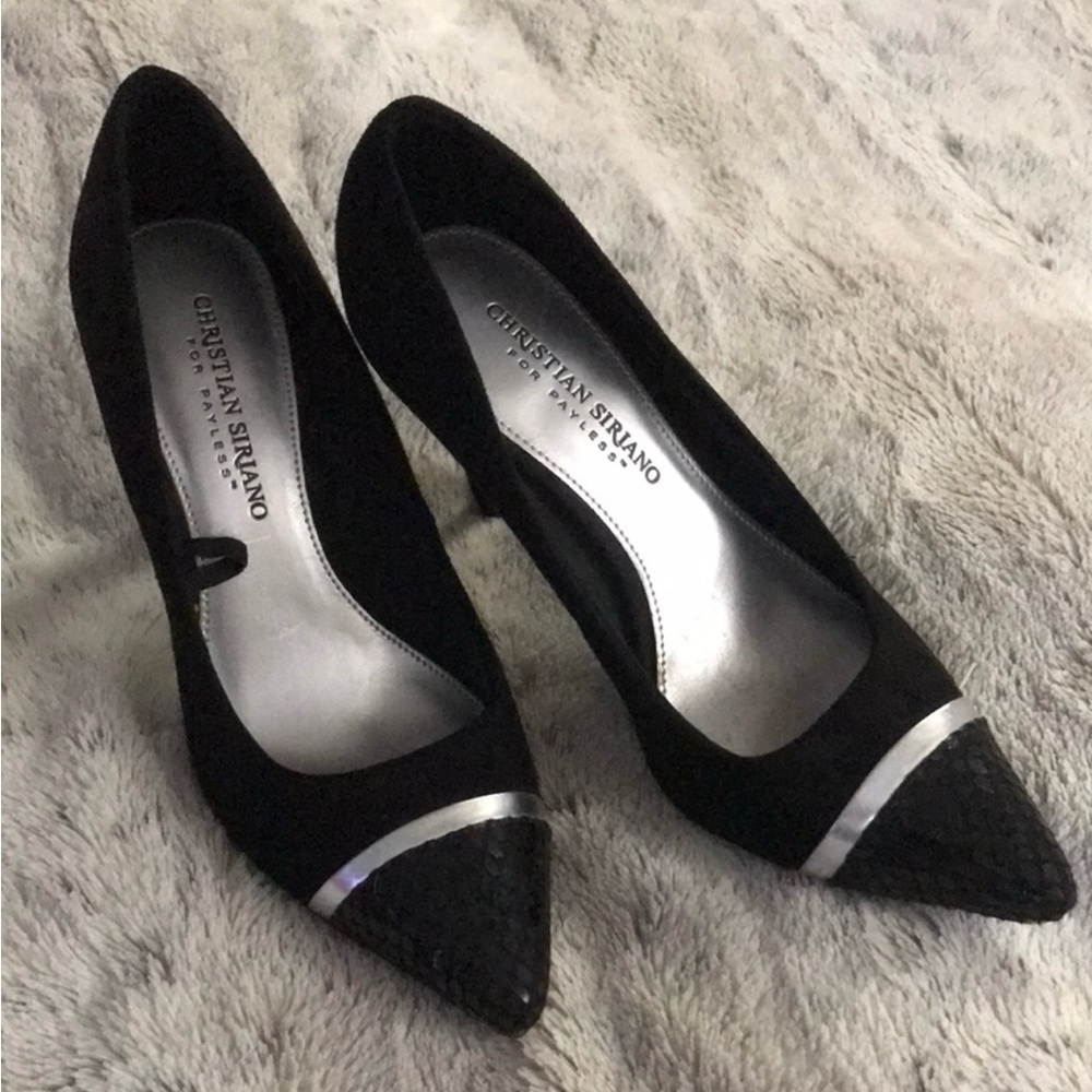 Another professional staple- and NWOB/T. Black/silver vegan leather classic pump